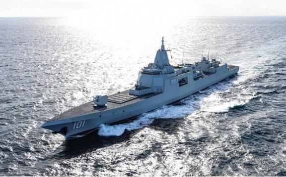 055大驱能单挑航母战斗群吗？答案很现实：如果055大驱和航母战斗群正面刚，胜算