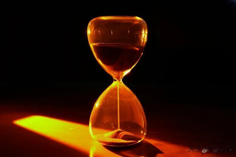 《浣溪沙・岁月感怀》乐韵诗心原创诗词:无情岁月增中减，恰似流光逝不还。青丝渐改