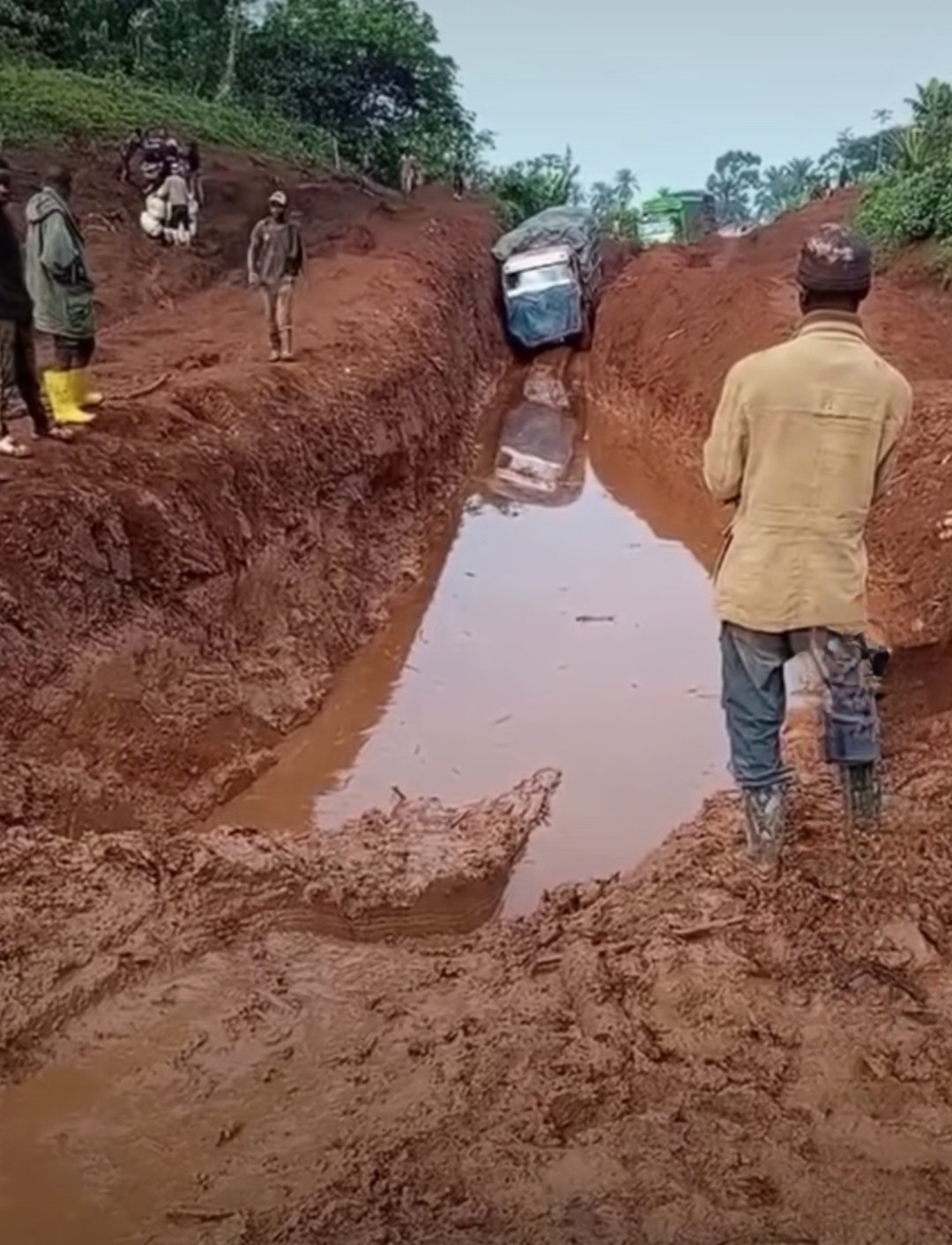 穷不怕，就怕人懒，而非洲这些人看起来似乎又穷又懒！这条路（图1）是非洲刚果金的