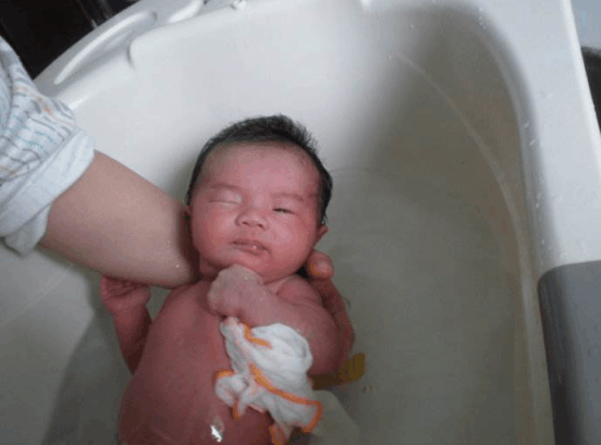 婆婆拿宝宝的洗澡盆洗衣服, 我让老公再批发一打