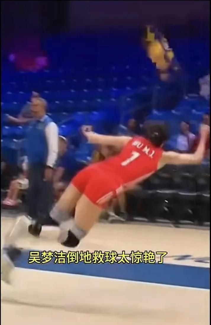 江苏3人贡献价值千金球！第一个球吴梦洁摔倒到手救球，自己身子狠狠的摔了下去，将