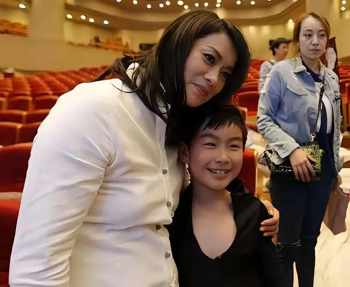 母子情深，温暖瞬间，剧场里的幸福时光👩‍❤️‍👦🎭