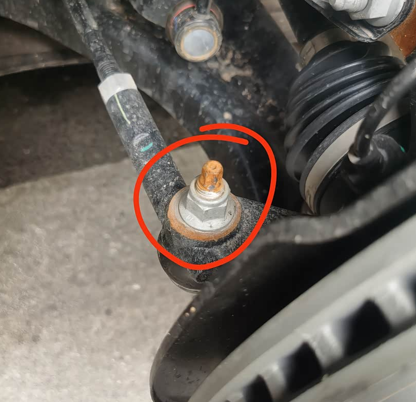 小鹏提车第13天发现螺丝生锈严重大家觉得这车能用几天由于一次意外补胎，小鹏所谓