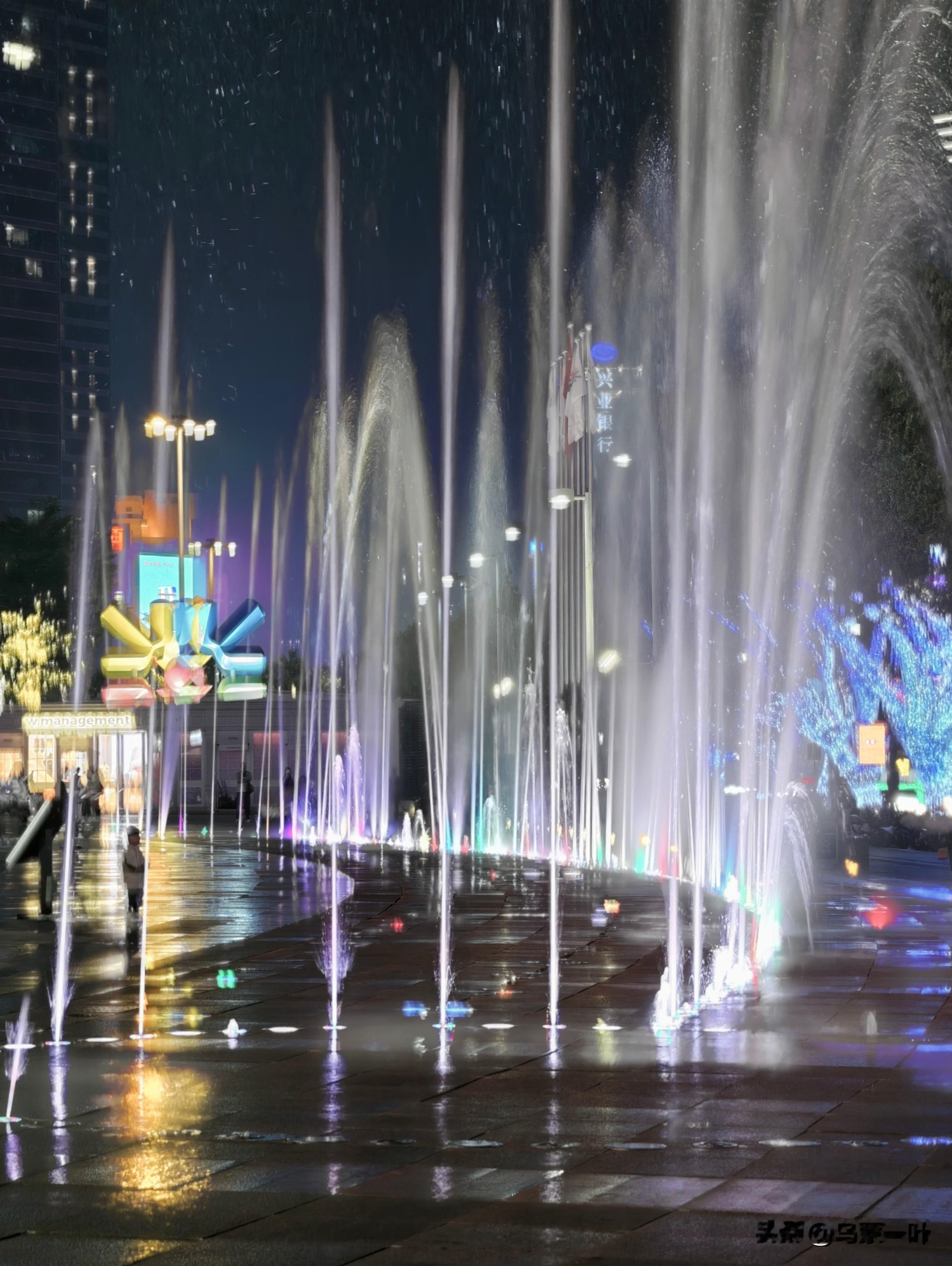 晚上夜游天河，走到正佳广场，适逢其音乐喷泉喷水时间，遂驻足观赏。水...