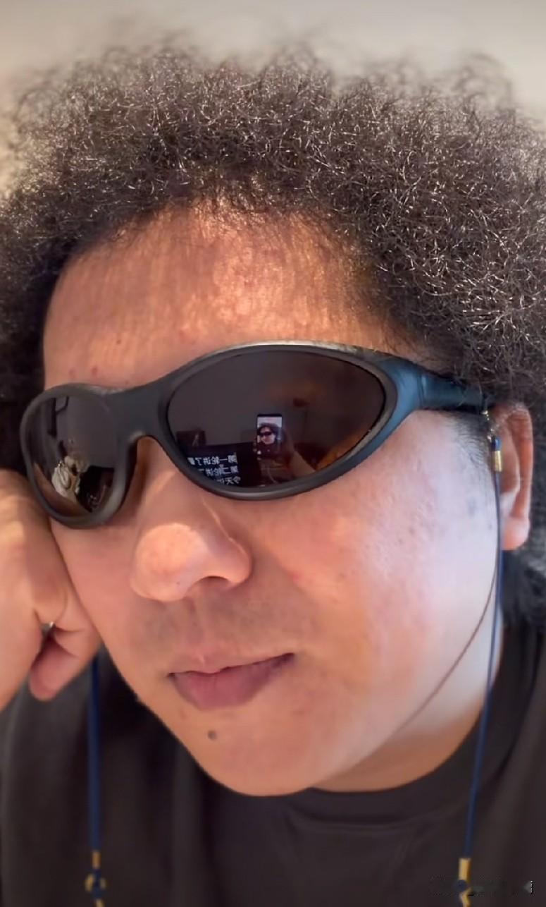 脱口秀演员里边儿，目前最喜欢的就是黑灯！脱口秀演员黑灯，本名高翔，江苏人，1