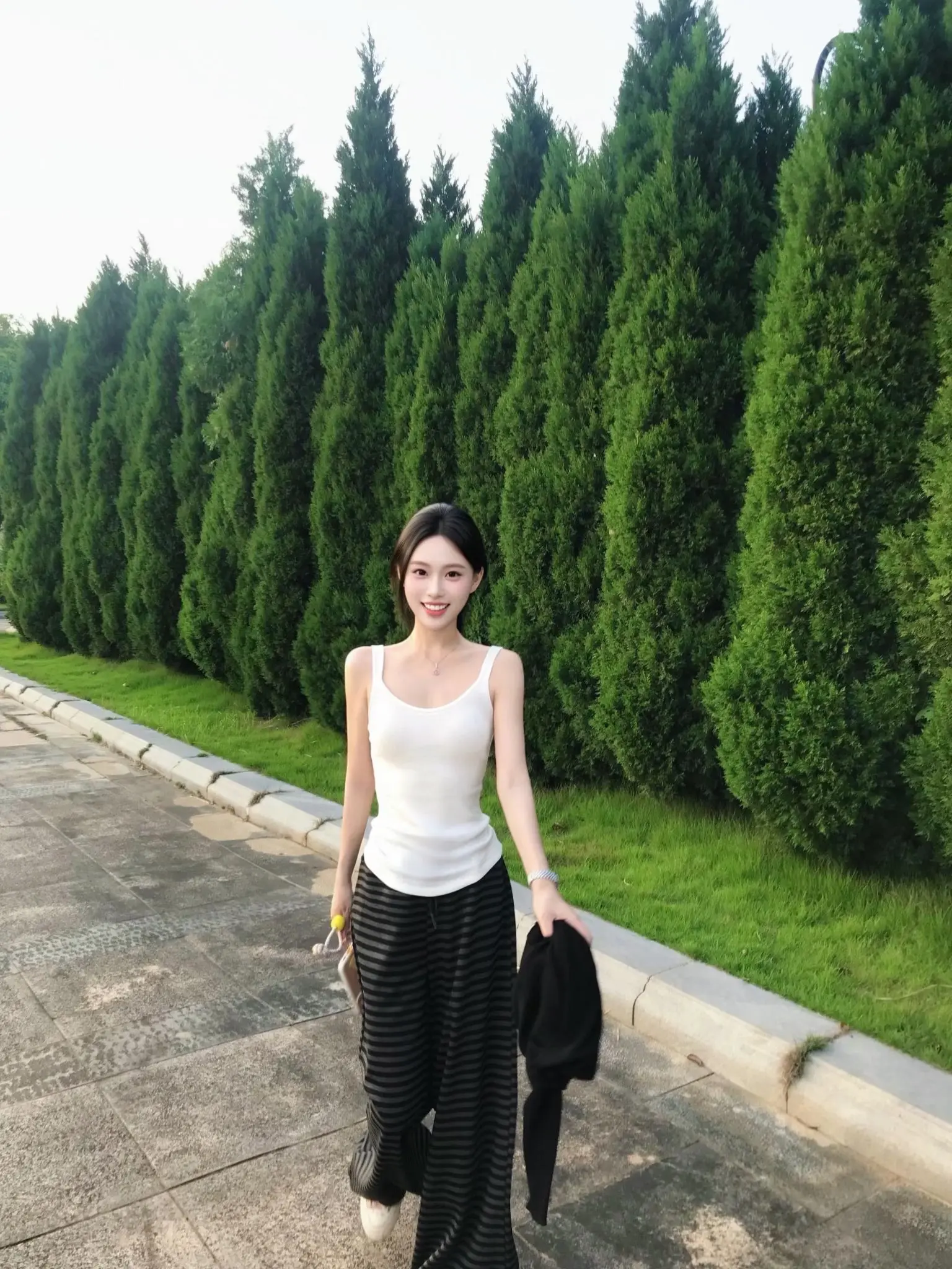 “过去这么多年 有时候我回头一看 眼前怎么还是你眉眼弯弯的笑”