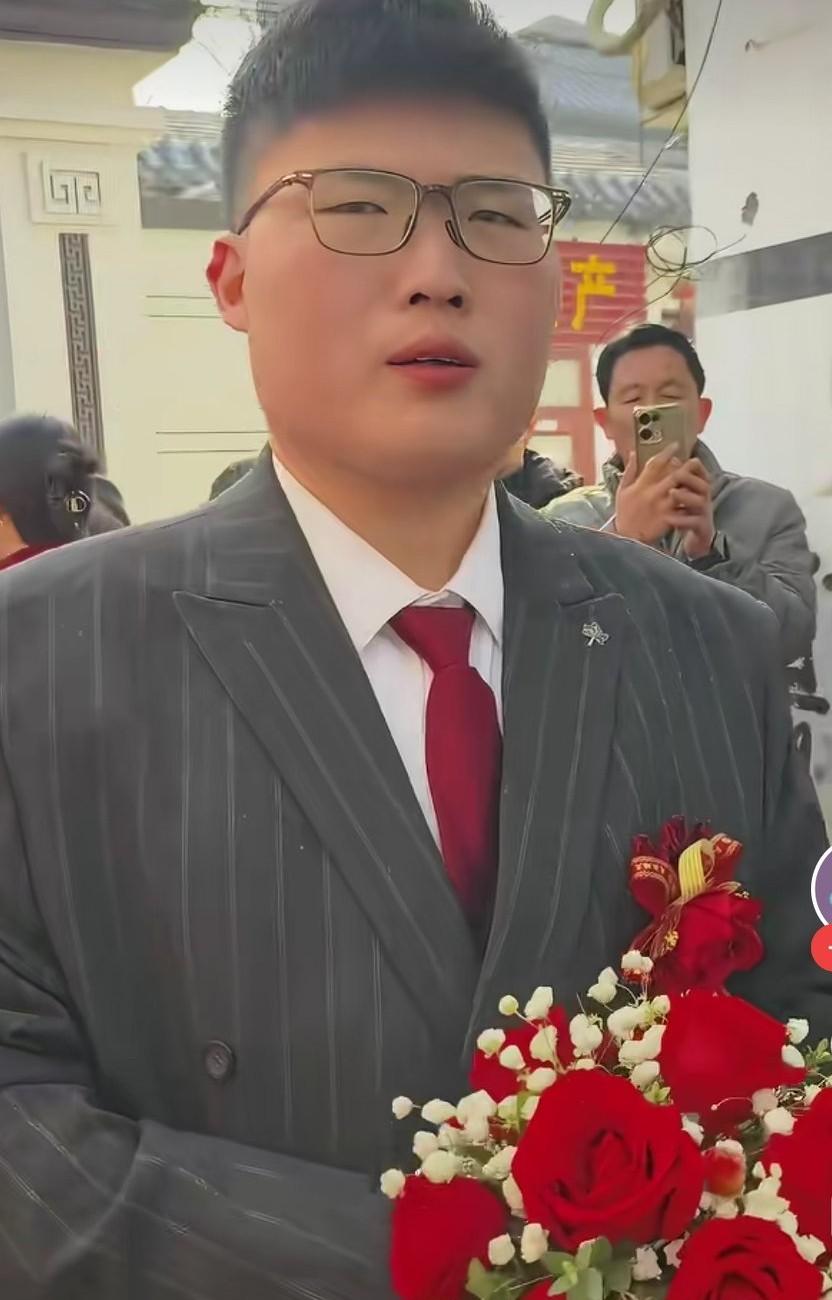 这个是大衣哥的姑爷子，他是附近的村民的普通人家孩子。长的一表人才，配朱雪梅绰绰有