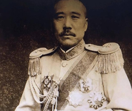 张宗昌想枪毙一个逃兵，写手令时“毙”字不会写，就想改成打200军棍。但棍字也不好