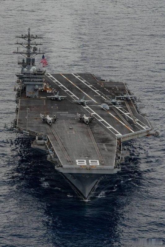 美国海军一架MQ-25A黄貂鱼无人空中加油机（位于四架大黄蜂战斗机之间）在尼米兹