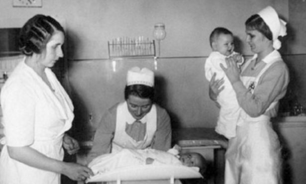 1944年夏，一名穿着美军军装的护士走进亚利桑那州凤凰城的一家午餐柜台，想点杯咖