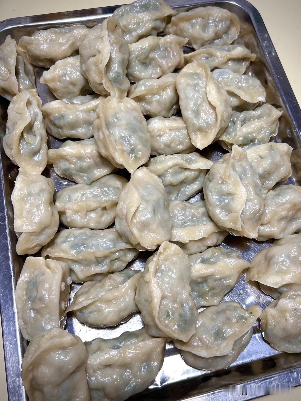 晚饭只吃一盘饺子，这对我来说有点不够看。就像有网友一家，晚餐光饺子还不够，得配三