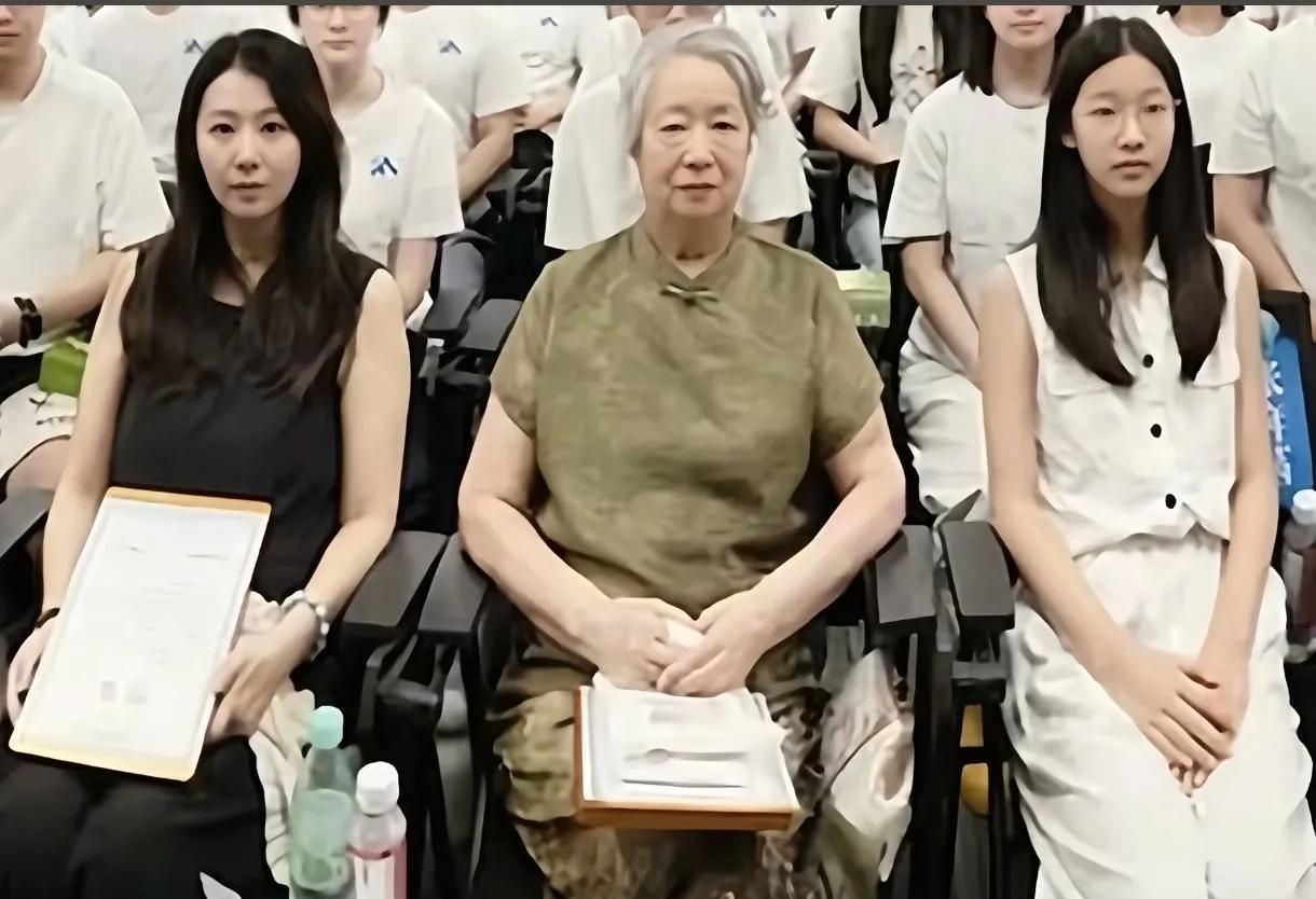 张雪峰走了，他女儿和奶奶、妈妈代替他参加股东见面会！张雪峰妈妈坐C位，张姩菡和妈