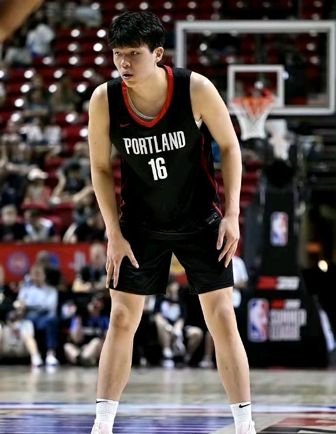 连续4场比赛坐穿板凳，没有获得丝毫上场的时间，彻底沦为饮水机管理员！不知道斯普