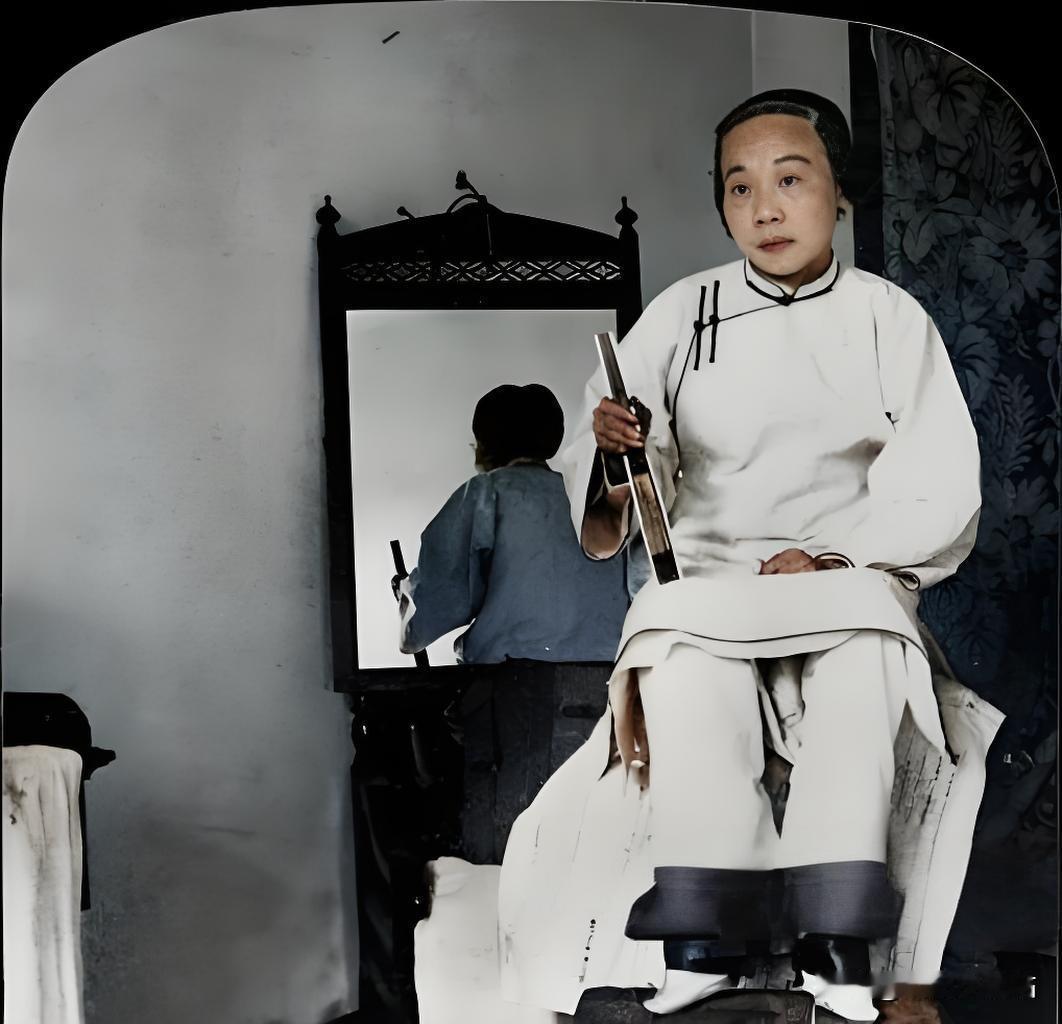 这两张清末老照片，把“三寸金莲”的残忍掰碎了给人看：照片里的女子穿长衫、握团扇，