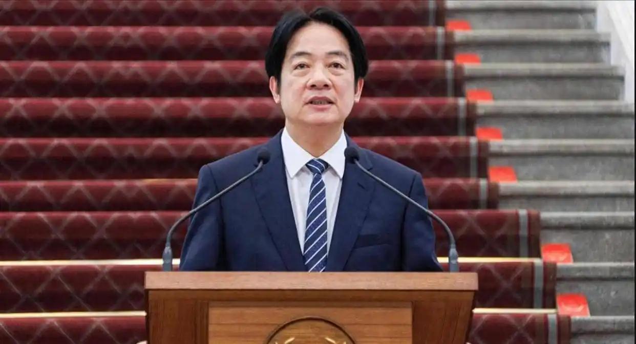 台湾问题的解决最近有了新路子，既不搞和平谈判，也不直接武力统一，而是让台湾自己扛