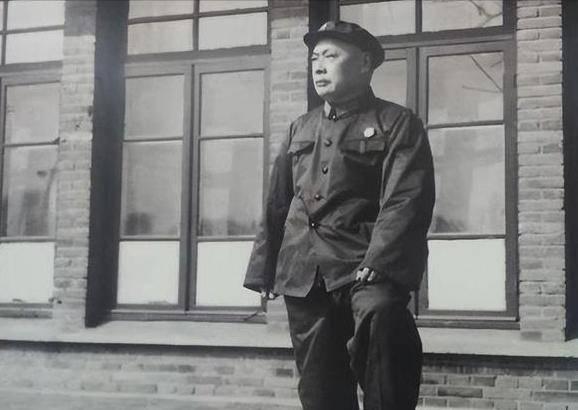 1955年2月，在上海一届人大二次会议上，陈毅连任上海市长，当时陈毅已经被调入国