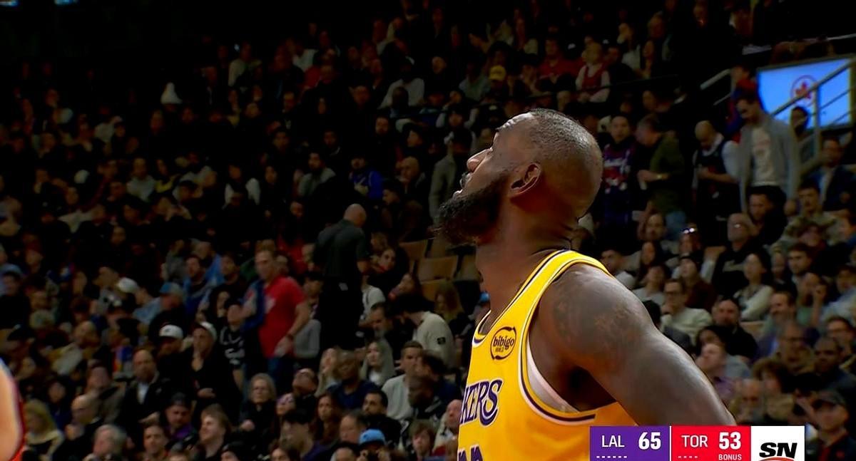 詹姆斯当着全队夸里弗斯，那笑容比比分还响亮。里弗斯呢，拿着16分5篮板8助攻，