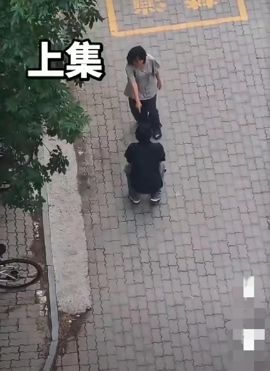 大学校园里面的一幕：疑似女生怀孕了，来宿舍楼找这个男的让他跪下道歉，不跪下她就脱