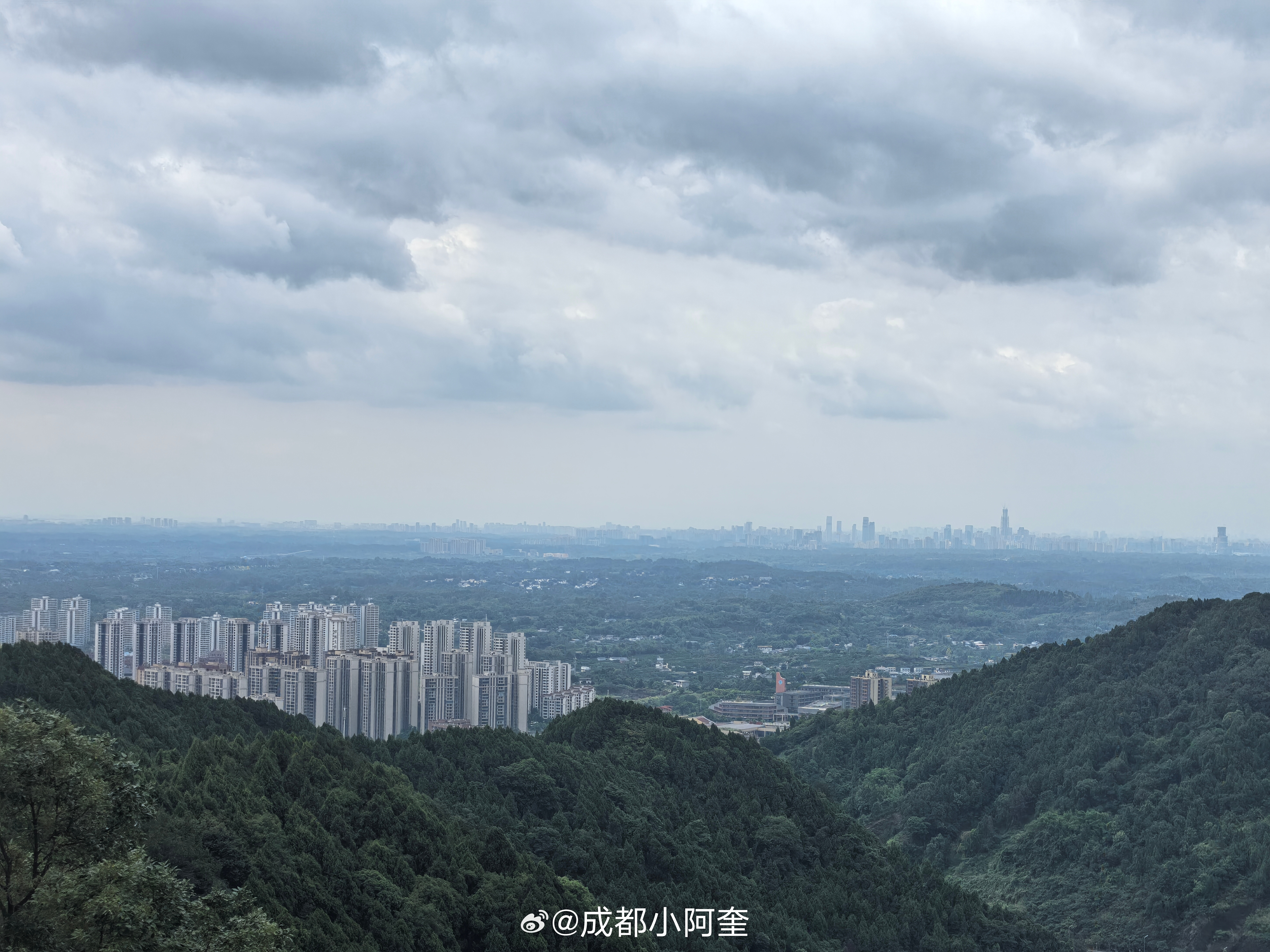 北望远处的成都与俯看山下的视高，遥相呼应浑然一体。天府新区成都同城眉山·四川