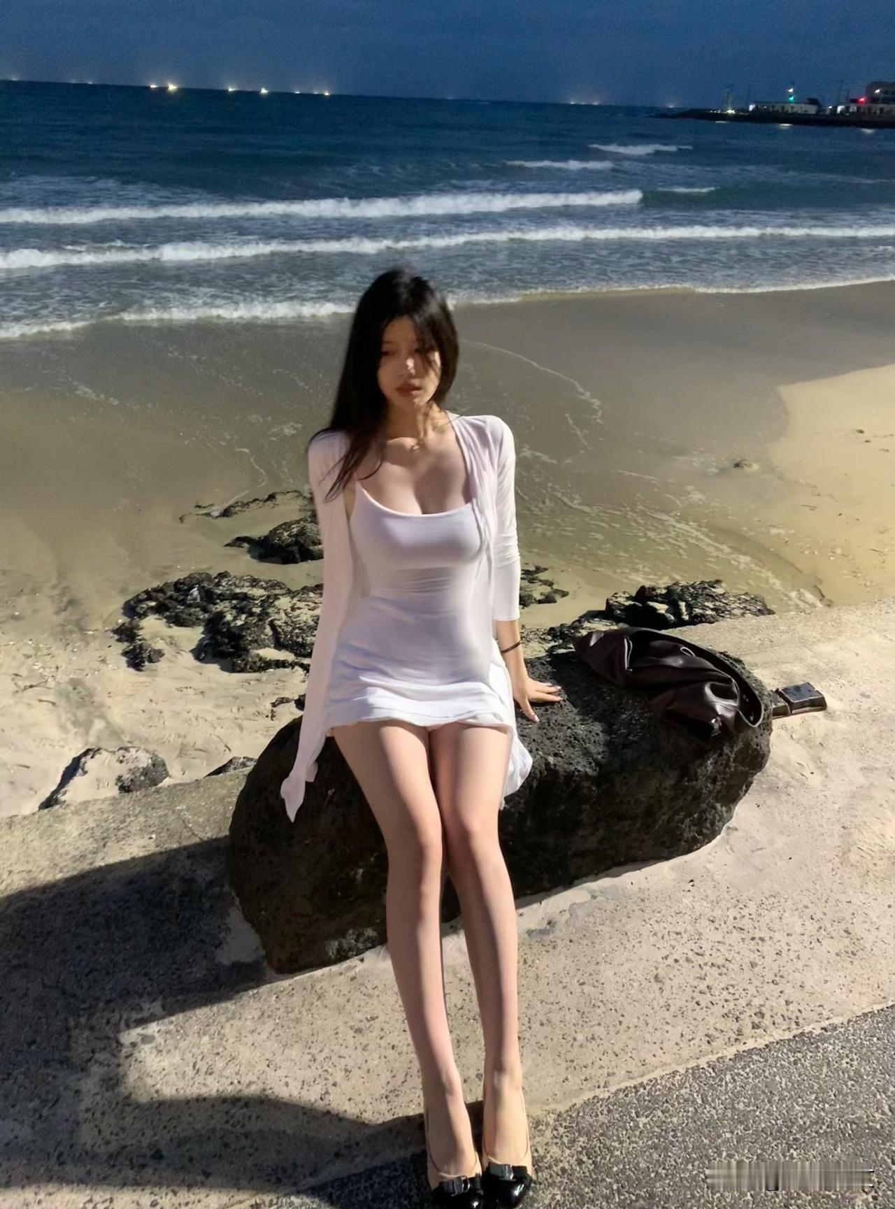 海边漫步，白色连衣裙与海风相得益彰，享受宁静时光。