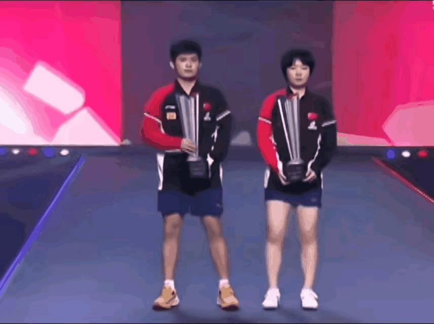没有对比哪来伤害？同样是在美国，都拿了混双冠军，莎头组合嘴角压不住还当众
