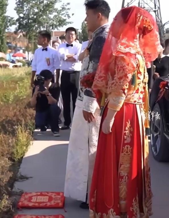 看哭了！6月1日报道，山东济宁，新娘出嫁当天特意让婚车绕道母亲墓地，拉着新郎一起