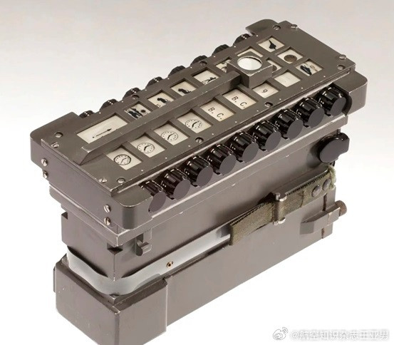 #航空创作计划#这玩意儿看着挺有科技含量，其实它就是个编码通讯发射机，它有个很