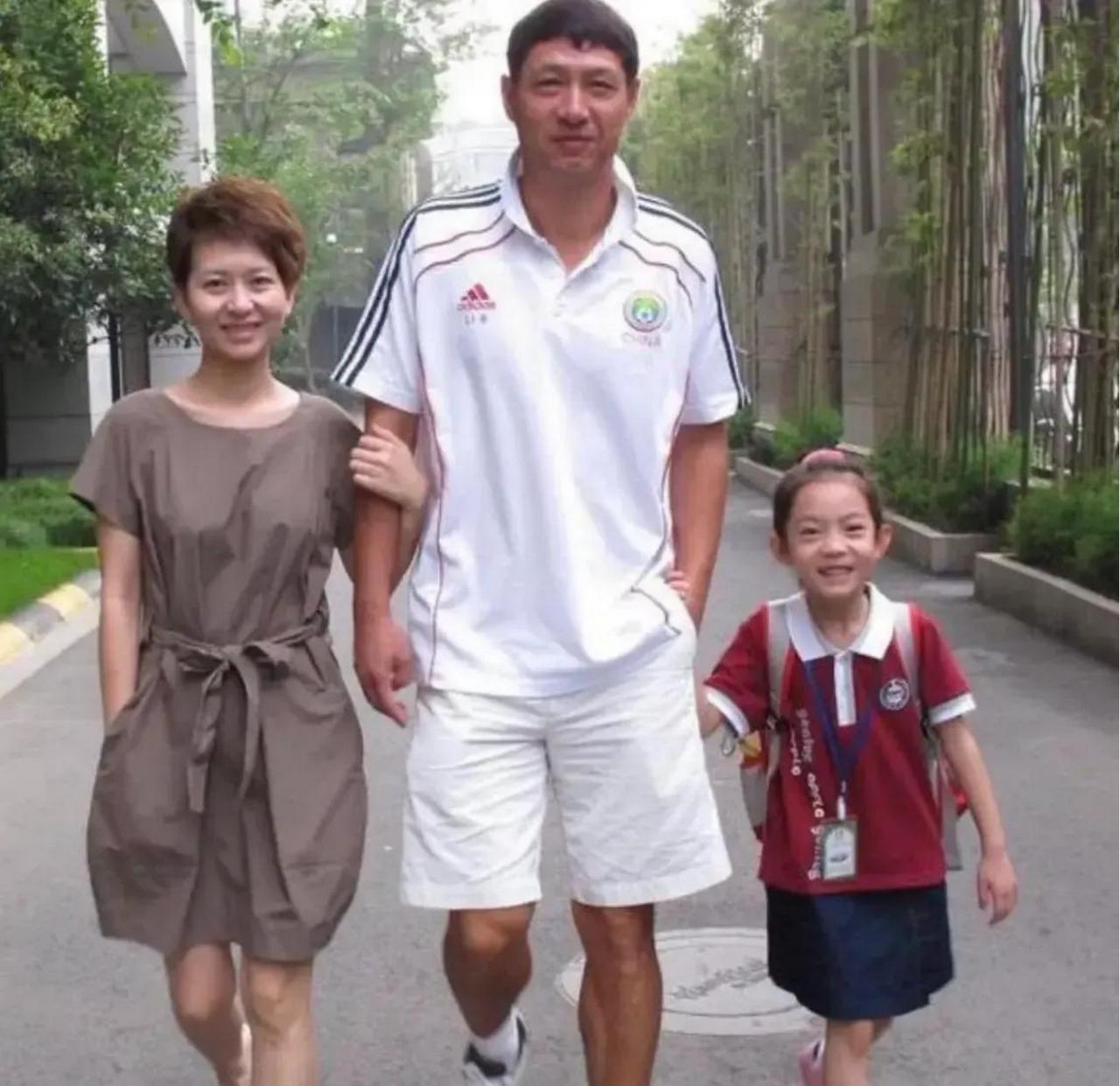 2001年，国足黎兵与妻子离婚，净身出户，转身娶了歌手甘萍。外界传言：甘萍插足“