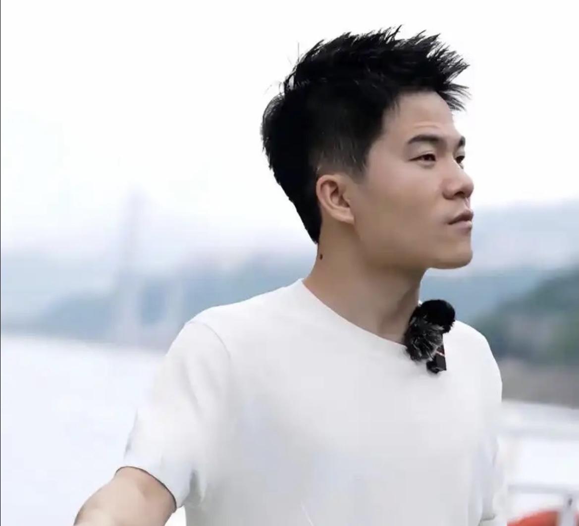 一些人不光有软骨病，还有酸病呢！近日一档访谈节目里，董宇辉终于是把那块遮羞布扯