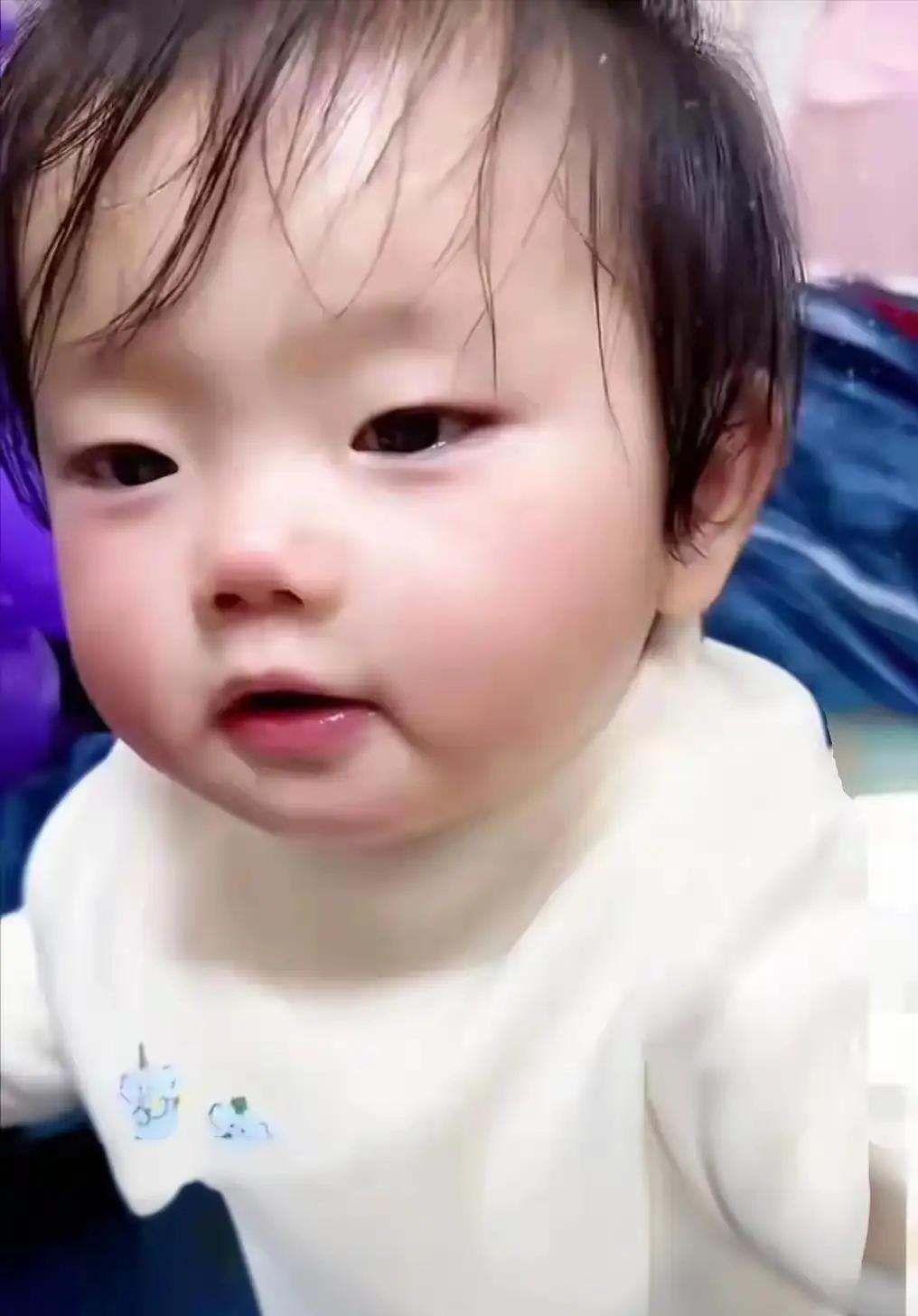 看着都心疼！28岁的陈念在民政局离婚时，死死抱着怀里2岁的女儿不肯松手，女儿含着