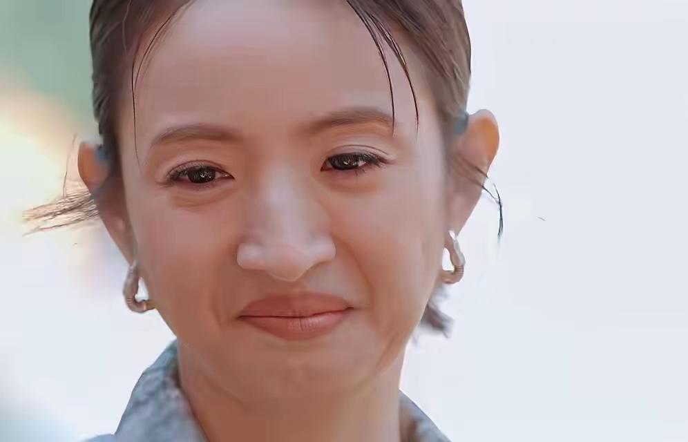 林依晨是经济独立，思想不独立啊老公常年在国外做生意，一年就回来几次回家几天跟