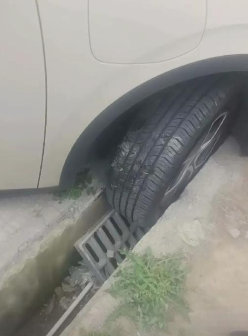 救命！新手女司机真的要被这排水沟整破防了！刚提的车，方向盘还没捂热，就不小心卡在