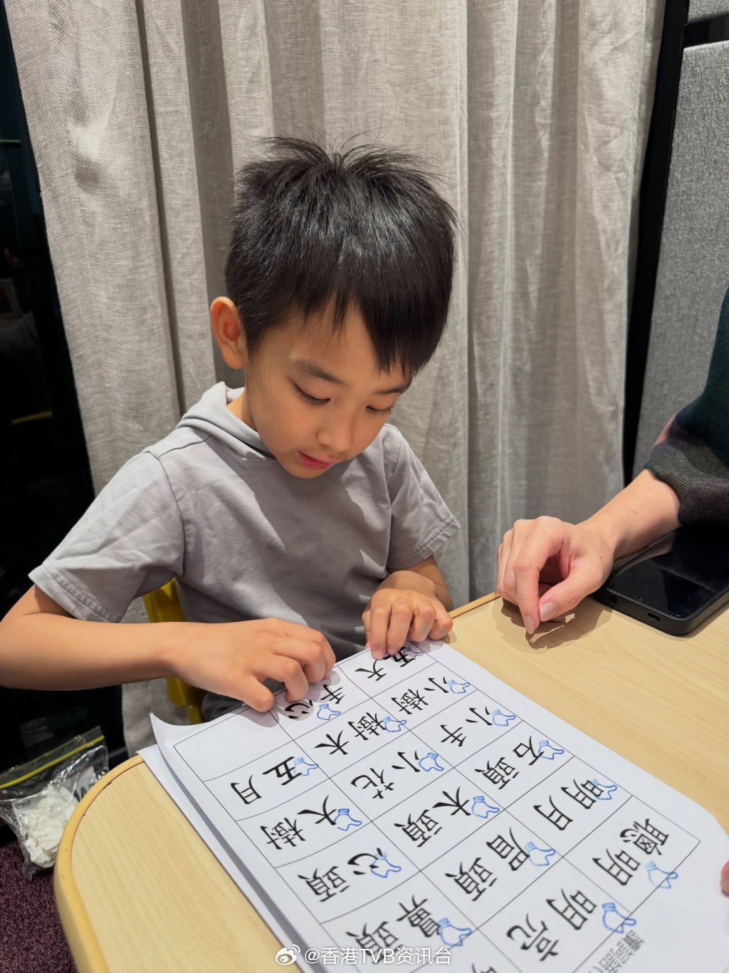 星岛：郑嘉颖长子入读名校华仁陈凯琳报补习班恶补中文赶进度视帝父亲每晚陪读督促