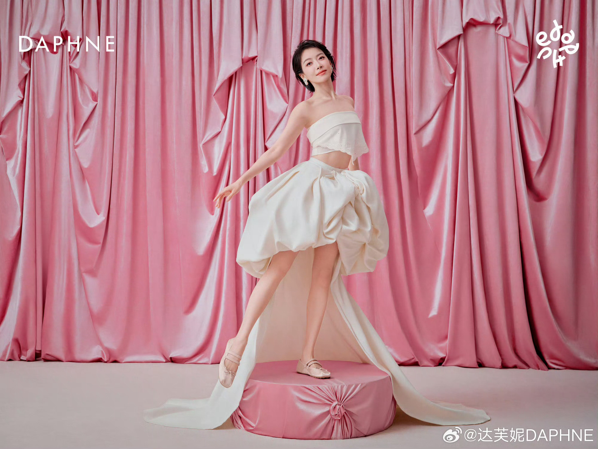 宋茜的身材和肢体真的很有表现力，广告氛围高级又耐看