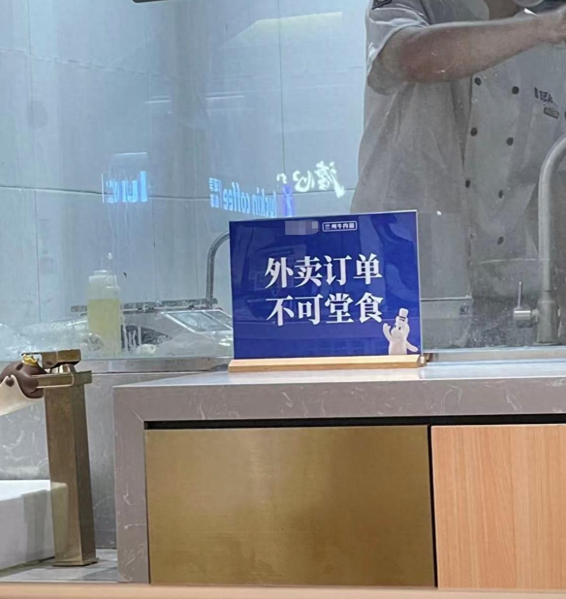 吵翻天！湖北武汉，一网友在网上吐槽，他原本想点一份外卖，但打算去店里堂食，觉得这