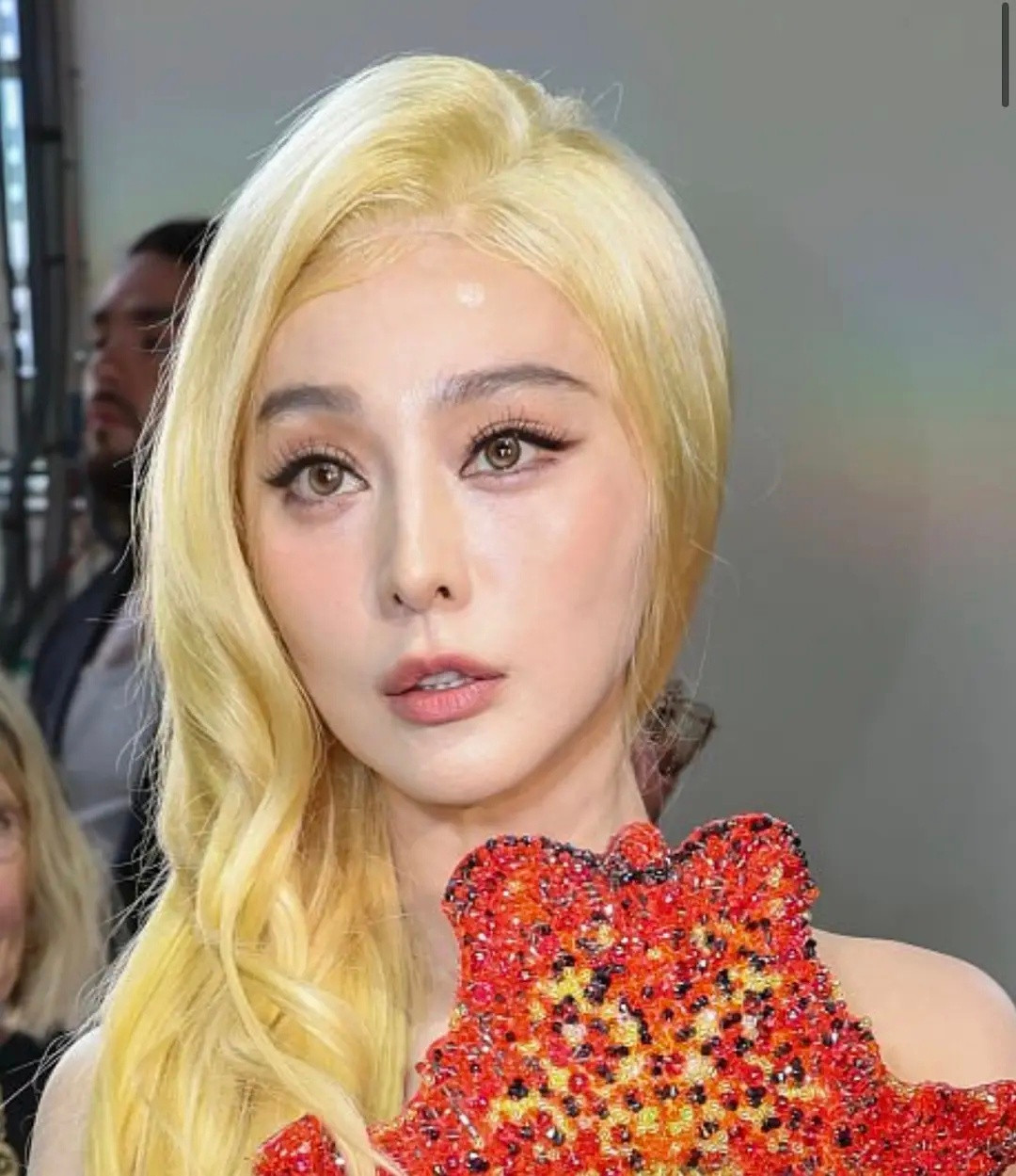 好炸裂的审美和造型她的审美真的很炸裂和非主流只有p图加滤镜才能看出妆容好看在哪