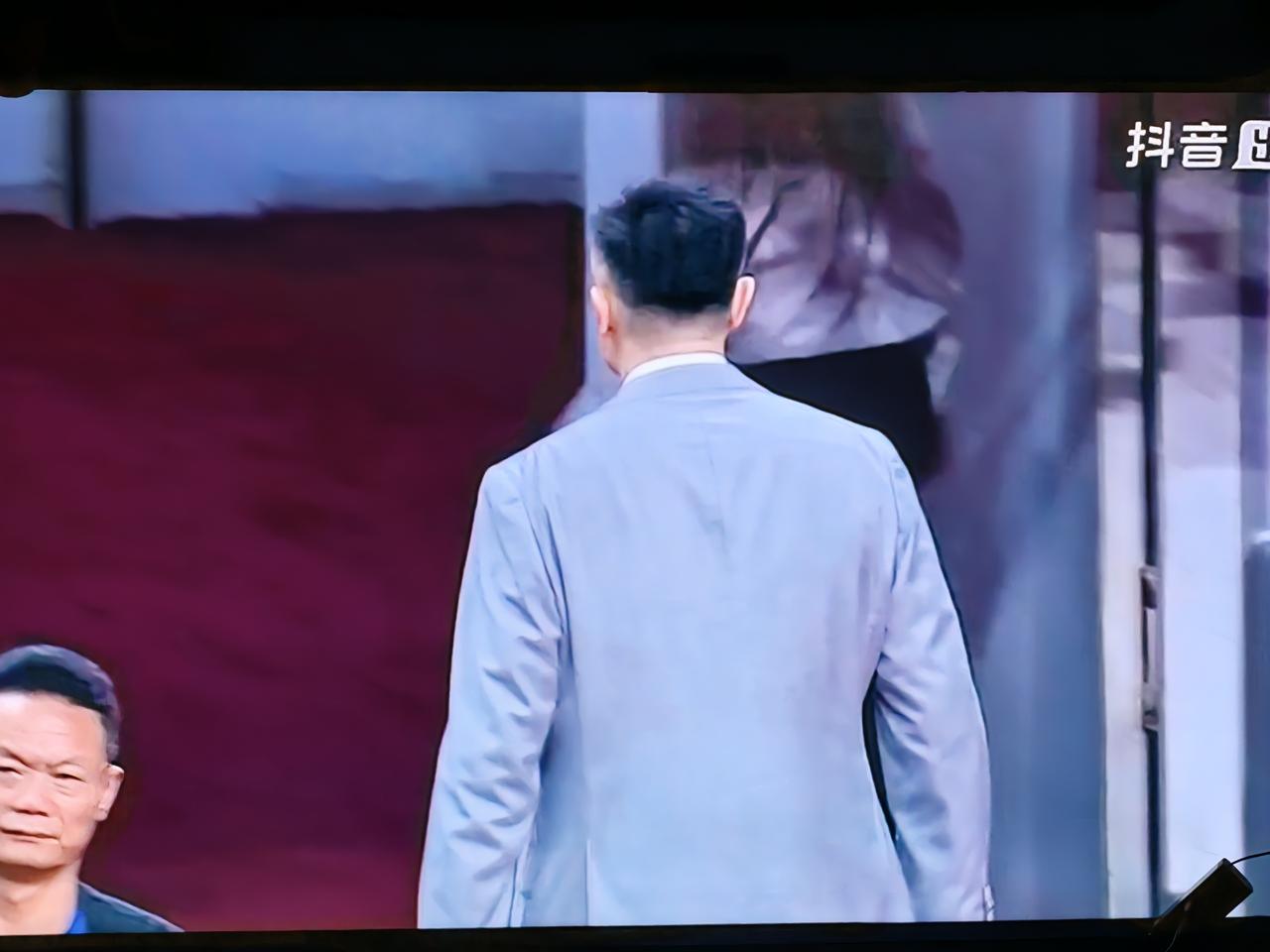 德比战，广东输了，杜锋落寞的独自走向更衣室。以他的脾气，今天晚上不知道有哪几位