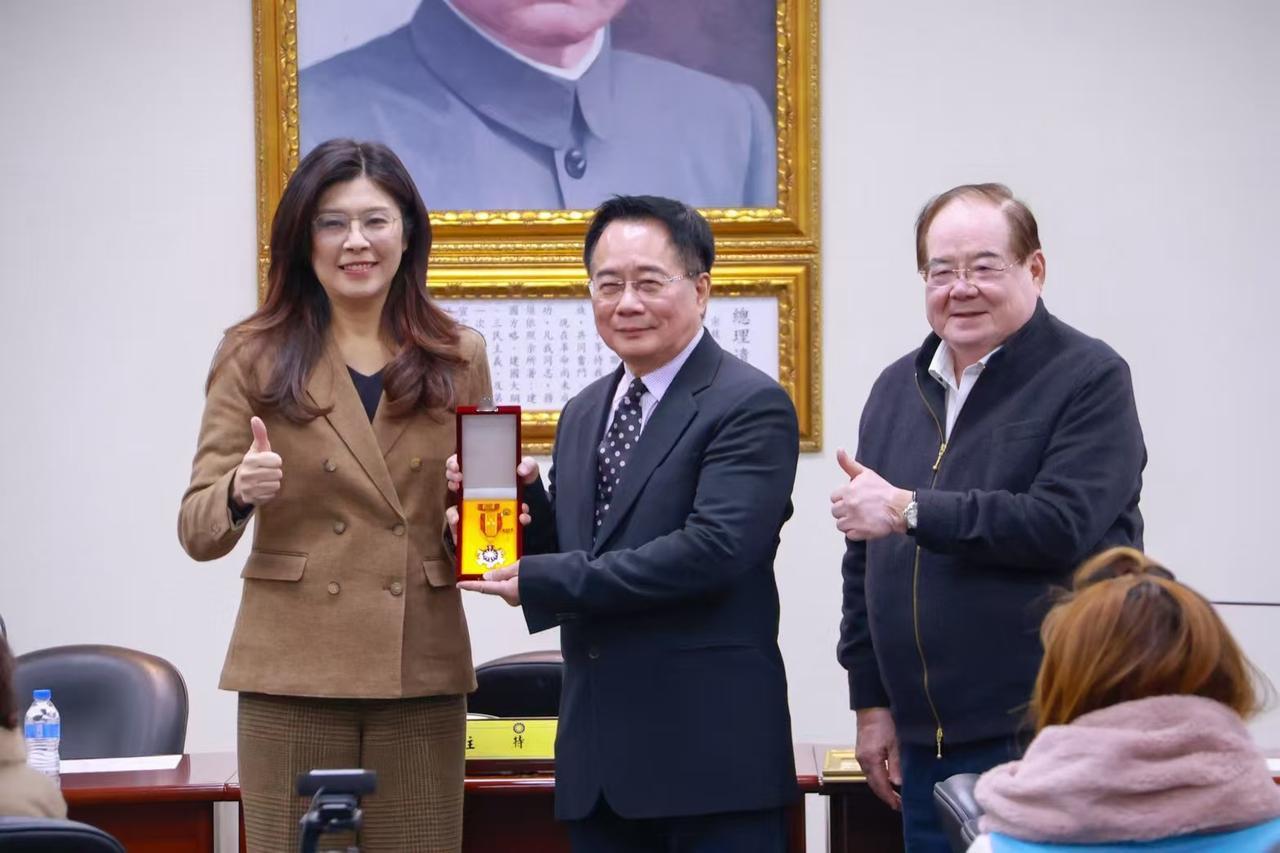 郑丽文向蔡正元颁赠最高奖章！郑丽文在颁赠此奖时称：蔡正元同志坚守道德理念价值