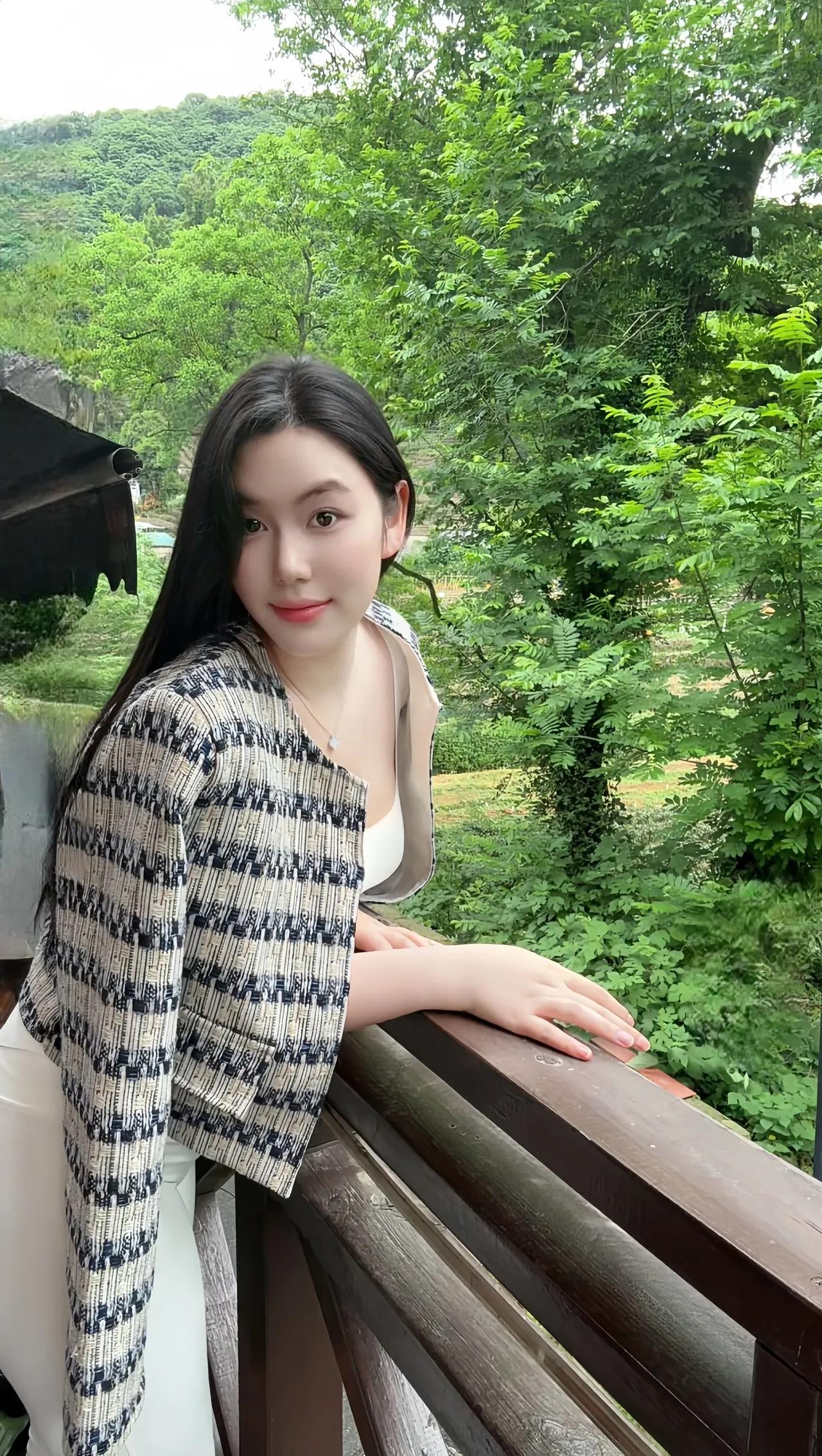 坐在阳台上，享受大自然的美景。微胖的女生怎么穿搭才可以遮肉?