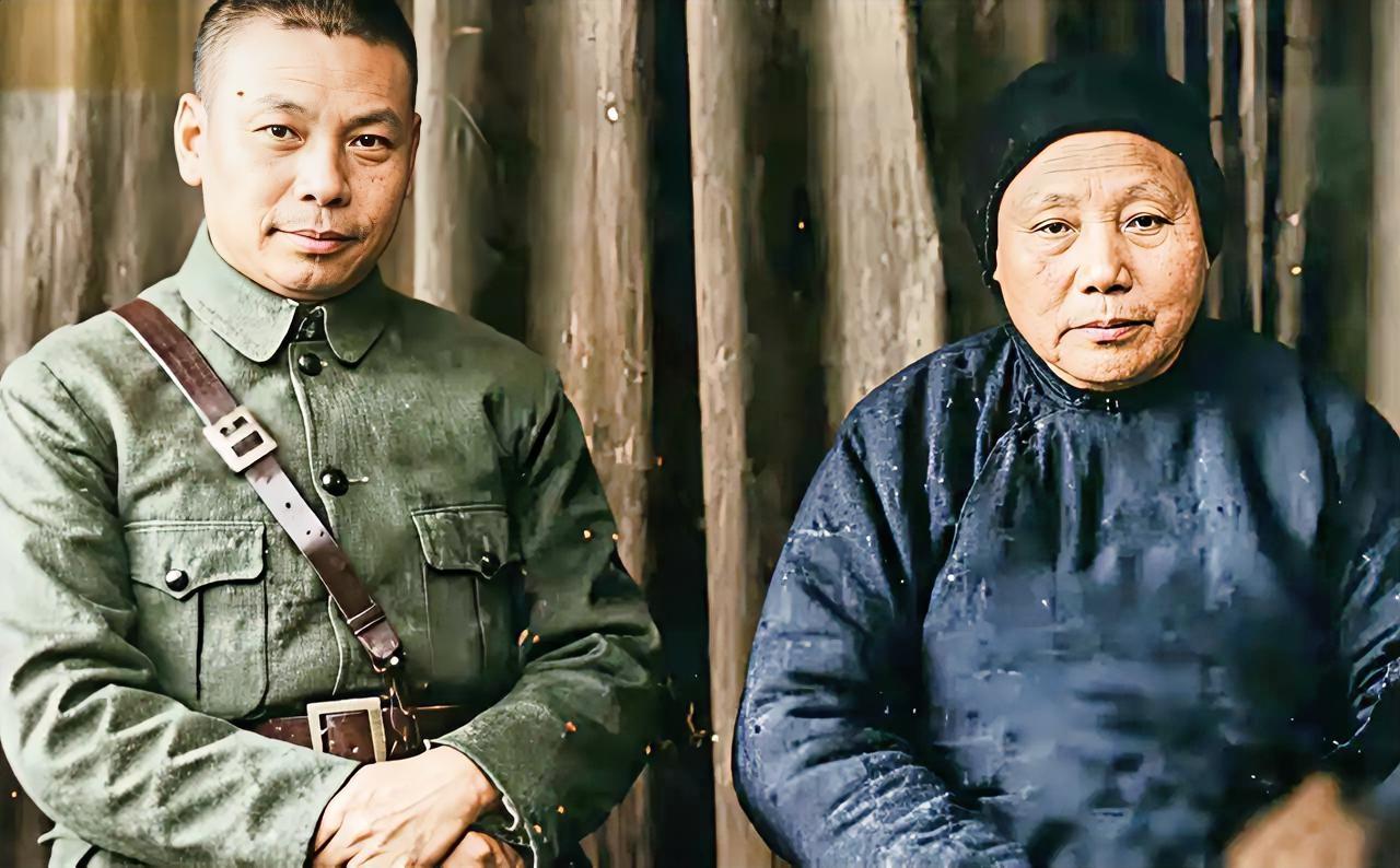 这张照片是蒋经国与他的母亲毛福梅的合影。从图片上看，蒋经国还是像他