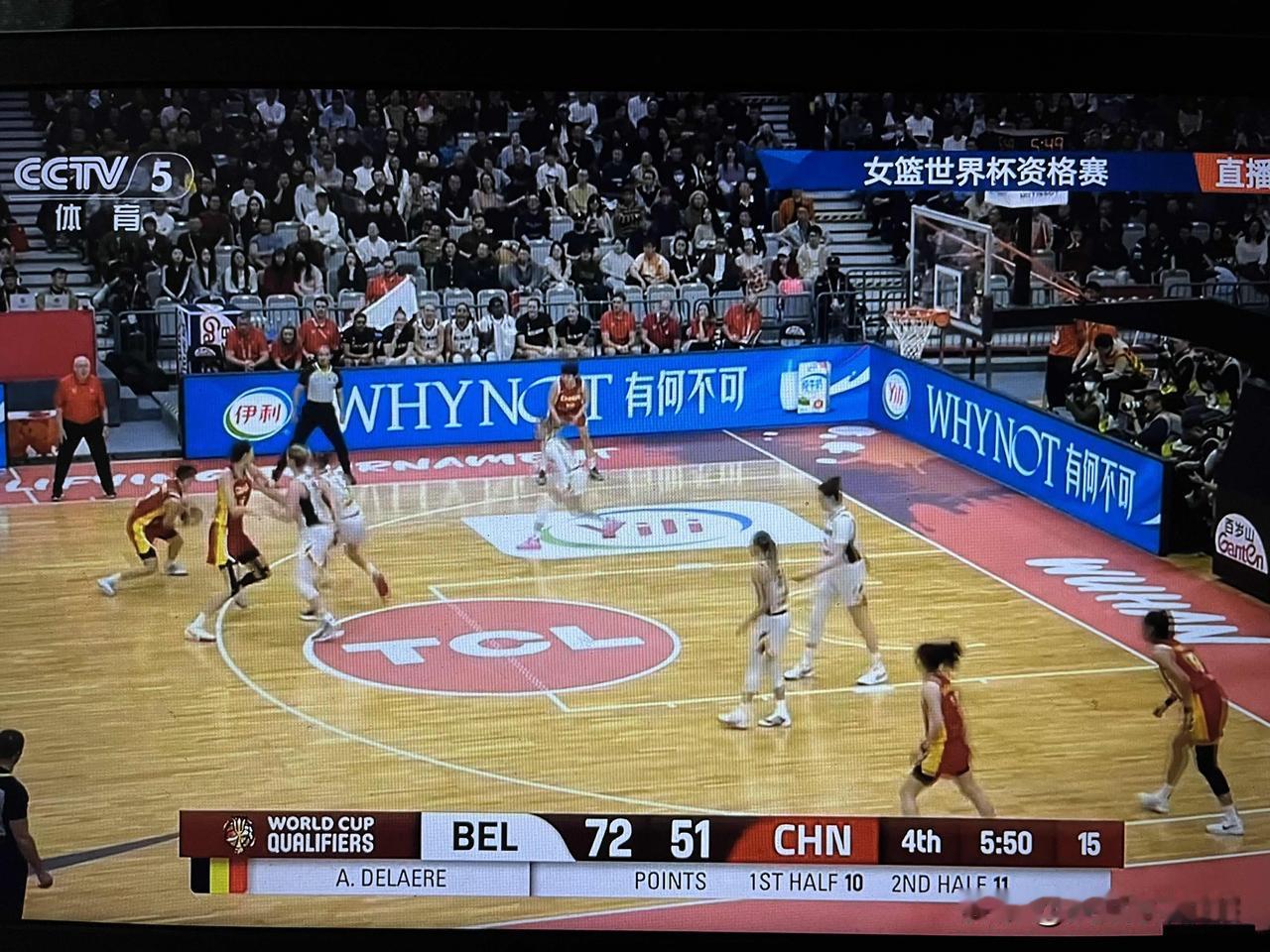 观看了半场中国女篮与比利时队的世界杯资格赛，我毅然关掉了电视。这本应是一场势
