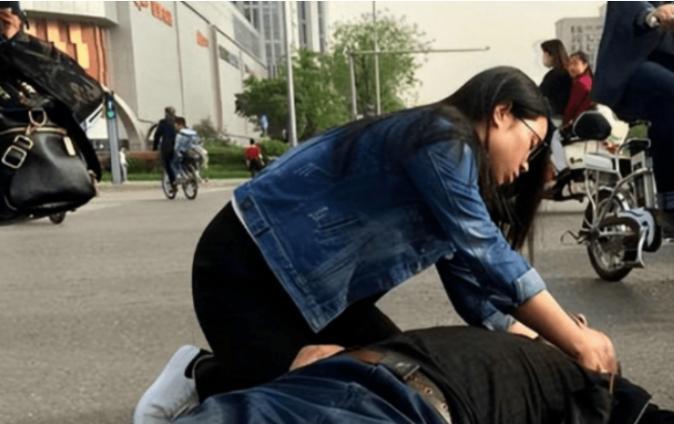 西安一女孩抢救路边晕倒老人，可惜老人还是抢救无效离世。不料4天后，女孩发现家属在