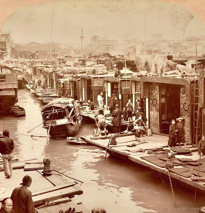1901年，广州珠江上的花船，是广州最有名的“销金窟”。河道里密密麻麻停满了雕梁