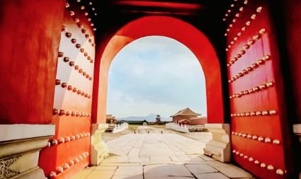 “再短一寸！”1420年，紫禁城即将完工，作门槛的木材被木匠锯短了一寸，由于无法