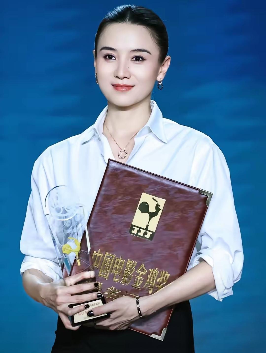 不少人羡慕宋佳，觉得难以成为她那样的人，核心原因在于她那份刻进骨子里的倔强。