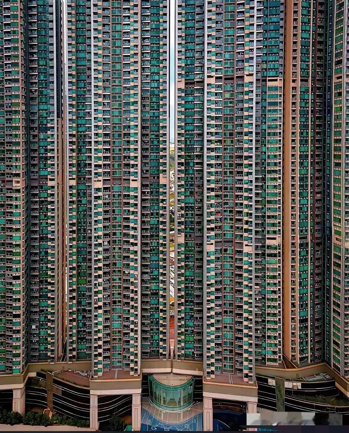 真的很好奇，住在香港这么高楼层上的住户们，他们每天的生活真的方便吗？虽说在香