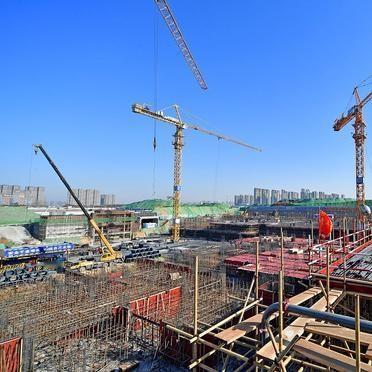 建筑工地的老张，手机屏幕上是同行转发的文章。“这个冬天会格外漫长。”他盯着这