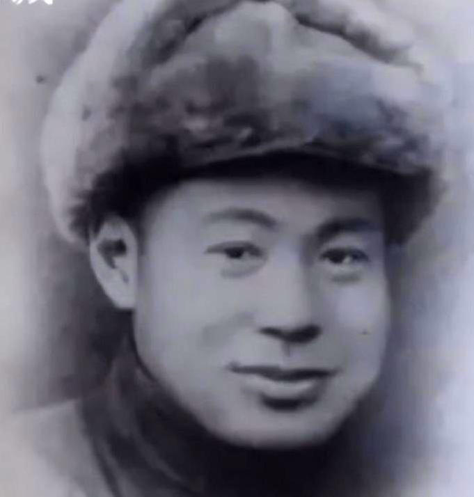 1938年，涞源县日军情报处门前，出现了一个卖炒花生的商贩。他逢日本人便卑躬屈膝