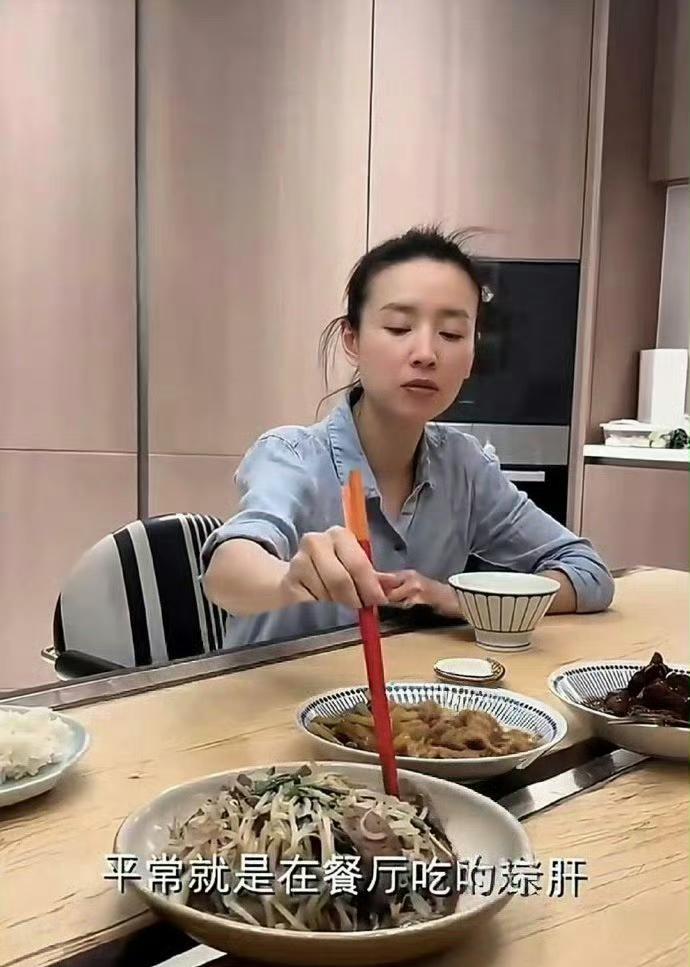 看到董洁家餐桌中间那条缝，倒让我想起咱们老姐妹平时聊的家常。这设计初看稀奇，