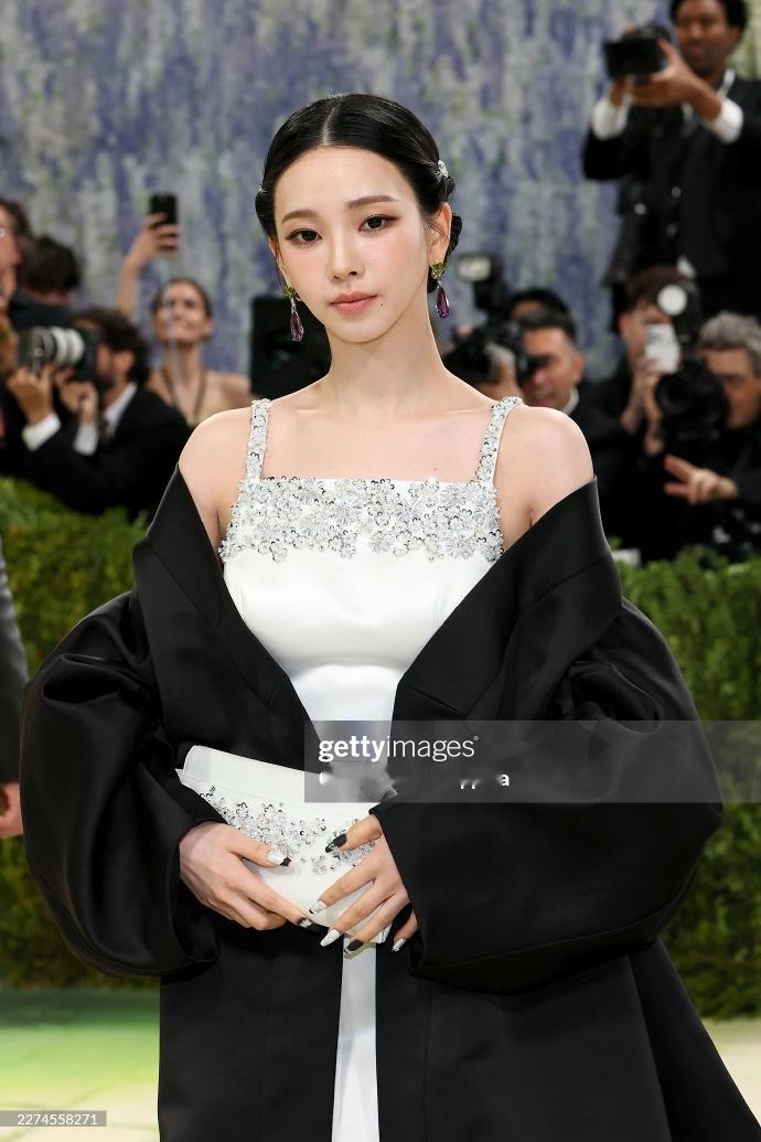 MetGala红毯柳智敏metgala新闻图【柳智敏】看此女新闻图真享受呀我